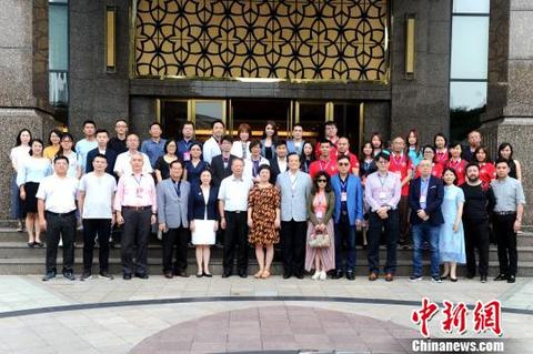 两岸影视艺术和文化产业专家、企业家和台青代表近50人参加了研讨会。　张金川 摄