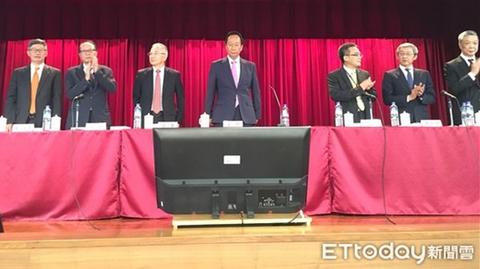 郭台铭正式卸任鸿海董事长九人小组将接棒