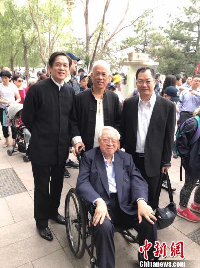 近日，台湾微雕艺术家陈逢显随团到大陆多地参访，期间接受<a target='_blank' href='http://www.chinanews.com/' >中新网</a>记者专访。图为陈逢显(后排中)与台湾知名画家欧豪年(前排)、主持人殷正洋(后排左)等人在参访行程中的合影。陈逢显供图