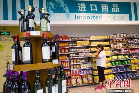 8月8日，山西太原，民众在超市挑选进口商品。2017年中国外贸“下半场”开局良好。当日，中国海关总署公布的最新数据显示，7月中国进出口总值2.32万亿元(人民币，下同)，同比增长12.7%。其中出口增长11.2%，进口增长14.7%；贸易顺差扩大1.4%。<a target='_blank' href='http://www.chinanews.com/'>中新社</a>记者 张云 摄