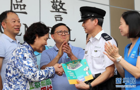 8月10日,在香港中区警署,香港市民前来为警察加油.