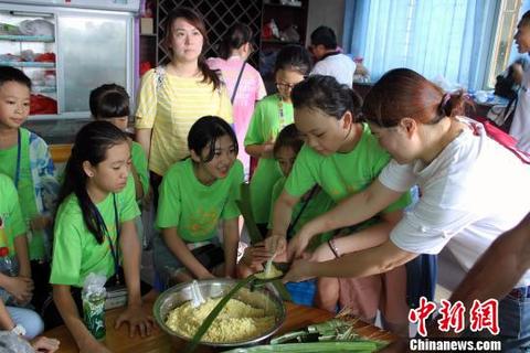 图为澳门青少年体验制作菅叶粽。　叶茂 摄