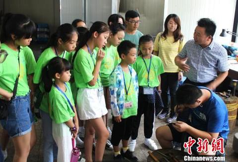 图为澳门青少年参观畲族银器制作工艺。　叶茂 摄