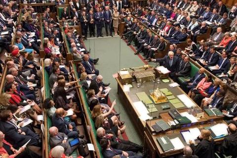  9月4日，在英国伦敦，英国首相约翰逊（右前）在议会下院发表讲话。新华社/路透