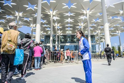 ä¸å­ä&frac14;éä¸äºä¸å°é¿å è¿é¦åæéæ¸¸å®¢ç­æä¸å
