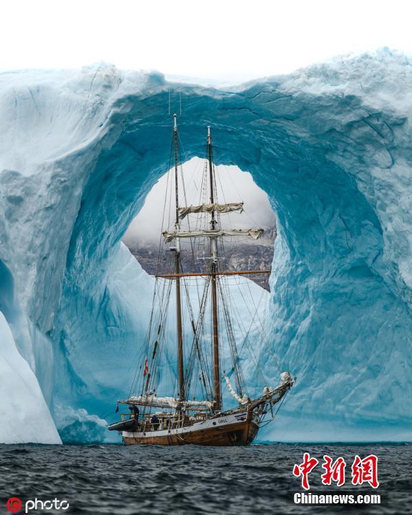 78岁老船经过格陵兰岛冰拱门宛如时光被冻结