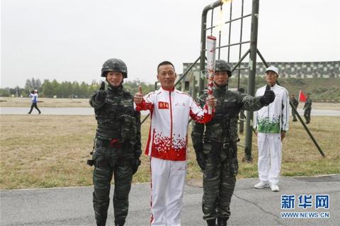 （军运会·图文互动）（5）军运会军营火炬传递活动最后一站武警猎鹰突击队站举行（配本社同题文字稿）