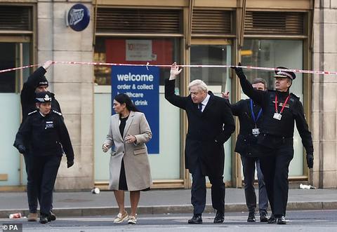 英首相视察伦敦桥事件案发地 誓言要严惩犯罪分子