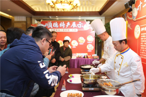 特色美食推介(凤厨吴建华与罗志坚进行凤城炸牛奶、凤城炒牛奶制作）.png