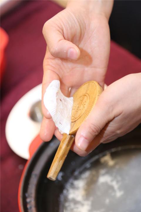 顺德区级非物质文化遗产周大娘牛乳的传承人周惠贞制作牛乳.png