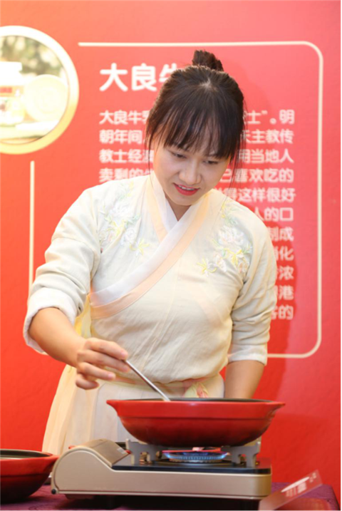 顺德区级非物质文化遗产周大娘牛乳的传承人周惠贞制作牛乳2.png