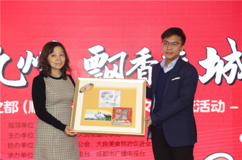 两地美食旅游文创产品交流(图左为：成都交通文艺广播副总监石建蓉 ，图右为顺德区大良街道党工委副书记许业东）.png