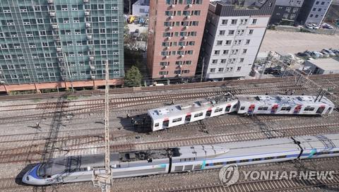 韩国首尔地铁脱轨 100多名乘客步行离开
