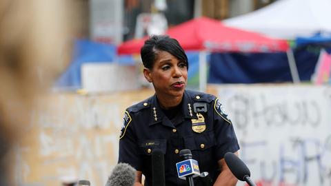 美国西雅图将削减警察薪水首名黑人女警长离职