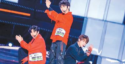 《创造营2021》学员在舞台上表演.《创造营2021》官方微博供图