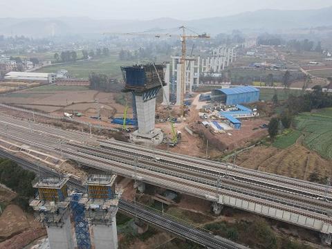 楚大高速跨成昆铁路特大桥转体主桥T型钢构0#块顺利浇筑 (1).jpg