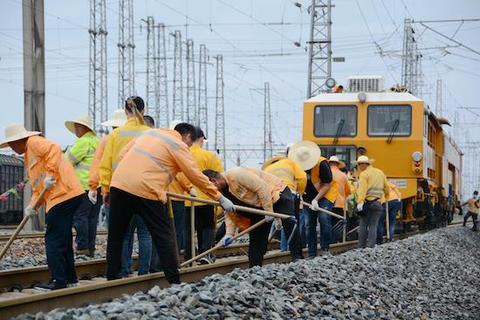 中国铁路上海局集团阜阳工务段开展道床整理工作