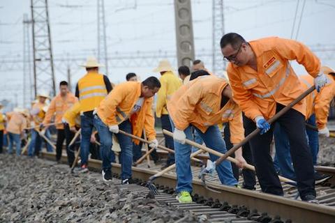 中国铁路上海局集团阜阳工务段开展道床整理工作