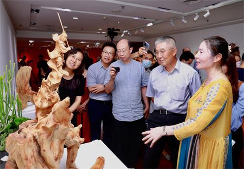 张红苹木雕艺术展"澄怀似镜"在京启幕