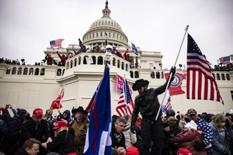 当地时间1月6日，美国首都华盛顿，抗议者暴力冲击并占领国会大厦。（图片来源：Politico）_副本.png