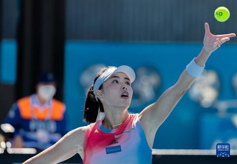 在墨尔本进行的2022澳大利亚网球公开赛女单次轮比赛中,中国选手王蔷