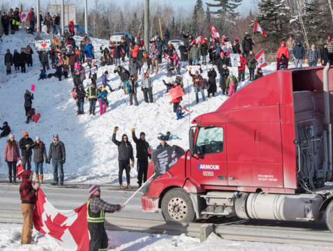加拿大数千人在首都抗议 总理特鲁多一家被转移至秘密地点