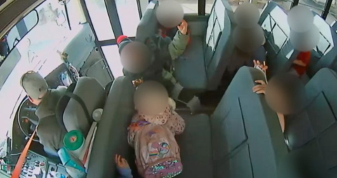 美国一校车司机急刹车“教训孩子” 面临30项虐待儿童指控