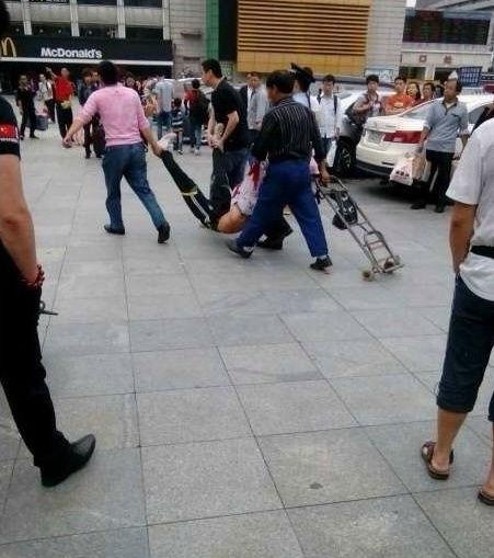 快讯广州火车站男子持刀砍人多人受伤