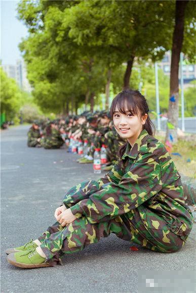 近日,网上一组浙江大学军训女神的照片走红,照片中素颜长发的妹子很是