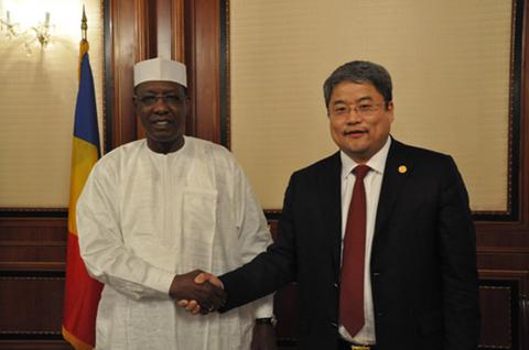 受到乍得共和国总统伊德里斯 代比的亲切接见
