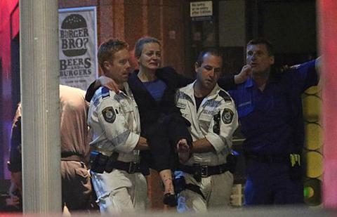 澳大利亚悉尼15日发生的咖啡馆劫持人质事件在经过17个小时的对峙后