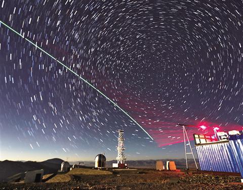 图为墨子号量子科学实验卫星与阿里量子隐形传态实验平台建立天地