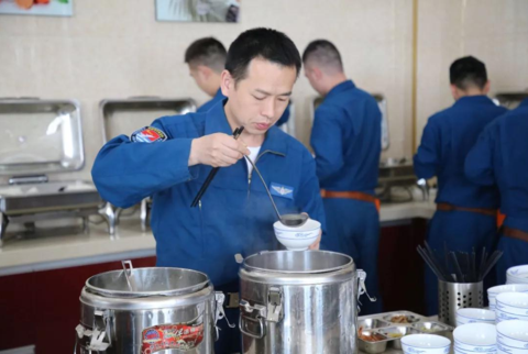 今天,就讓海苔哥帶你走進東部戰區海軍航空兵某旅他們在飲食搭配上有