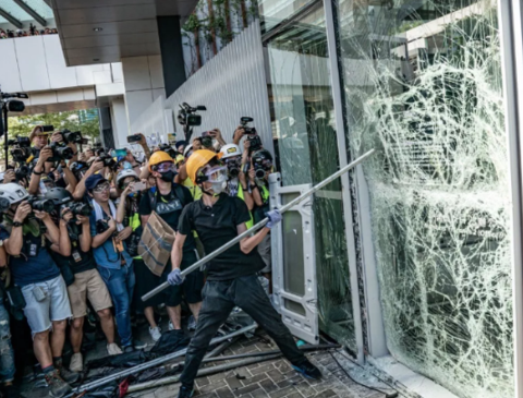 7月1日,香港反修例示威者暴力冲击占领立法会(来源:大公报)一个多月