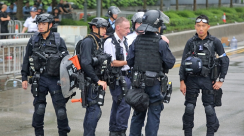 图源:港媒维护社会公义的香港警察不但屡屡遭受无理指责,警员本人和