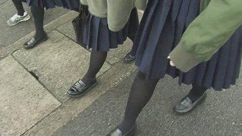 日本一高中允许穿黑色裤袜女学生曾大冷天光着腿上下学