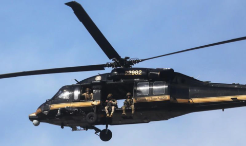 美国一架监视抗议者的直升机被加拿大发射的激光反复击中