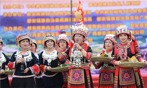 7月17日,在广西都安瑶族自治县密洛陀文化公园,人头攒动,一场主题为