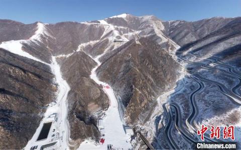 位于延庆赛区的国家高山滑雪中心7条赛道已完成造雪 北京市重大办供图