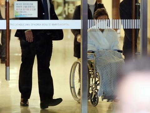 朴槿惠出院画面曝光:坐轮椅重回监狱 隔离期间自学2门外语