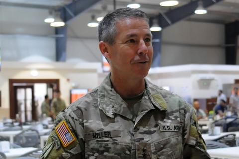 驻阿富汗美军最高将领正式卸任 美军中央司令部司令接手指挥权